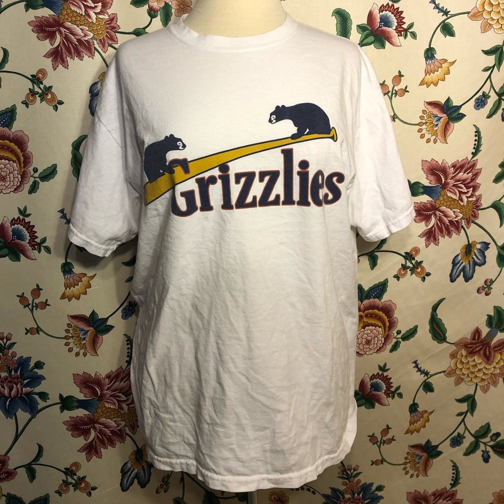 Grizzles graphic tee